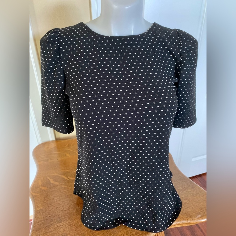 LN LOFT TOP. BLACK W/WHITE POLKA DOTS. IT FITS AS A M EVEN THOUGH IT SAYS S.